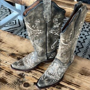Circle G Women's Heeled Boots - Distressed Brown with Cream Embroidery